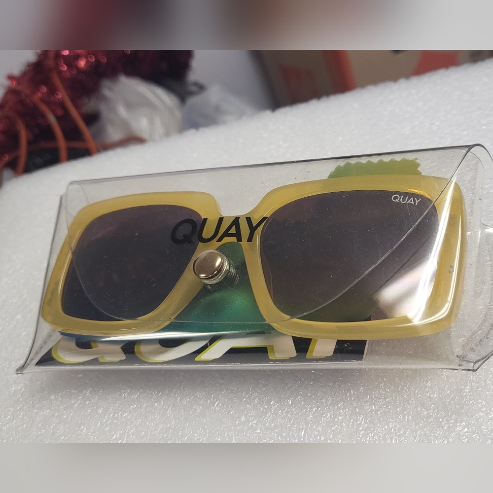 Quay "Total Vibe" Sunglasses Honey Color - 125
